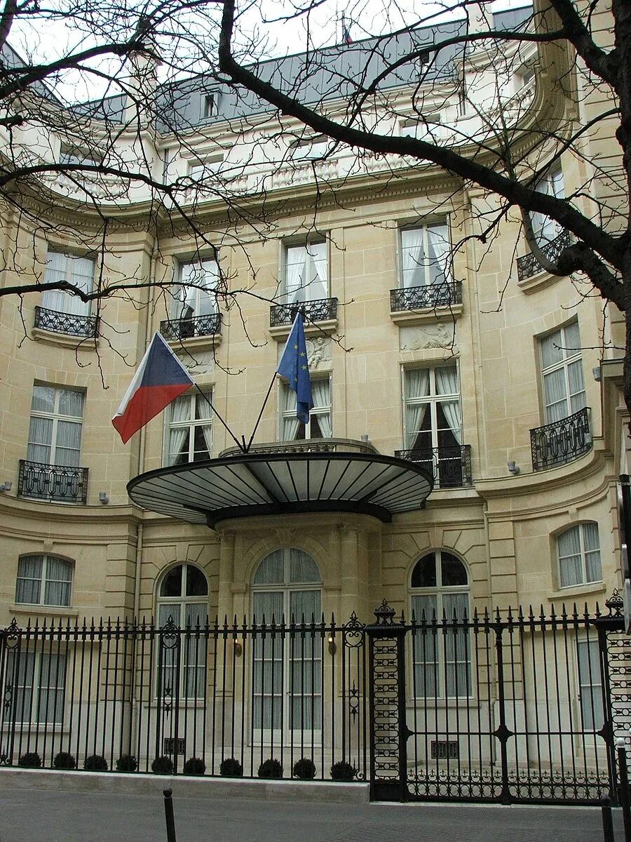 Посольство чехии. Посольство чехии в москве. посольство россии в чехии. чешское посольство в москве. посольство россии в праге здание.