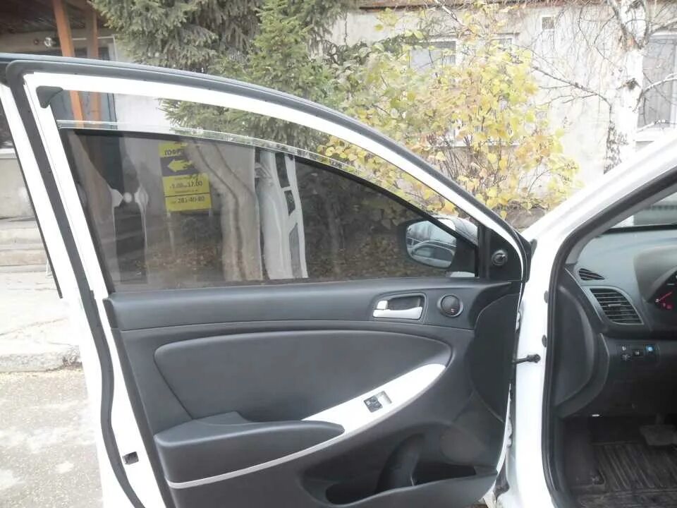 Установить два стекла. Тонировка infinity 10 solaris. двойные стекла на hyundai solaris 2012. сетка на передние стекла хендай солярис 2012. пленка на стойки дверей hyundai solaris 2012.