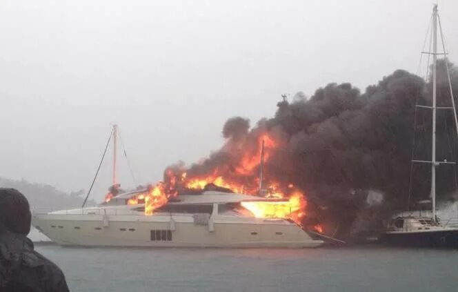Сгорела яхта