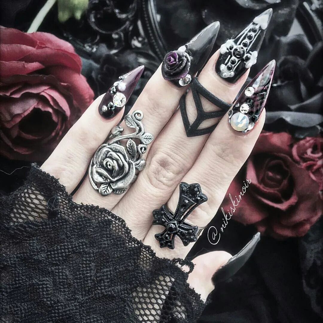 Маникюр для готов. Нэйларт goth. миндалевидные ногти готика. ногти в готическом стиле. маникюр в стиле готика.