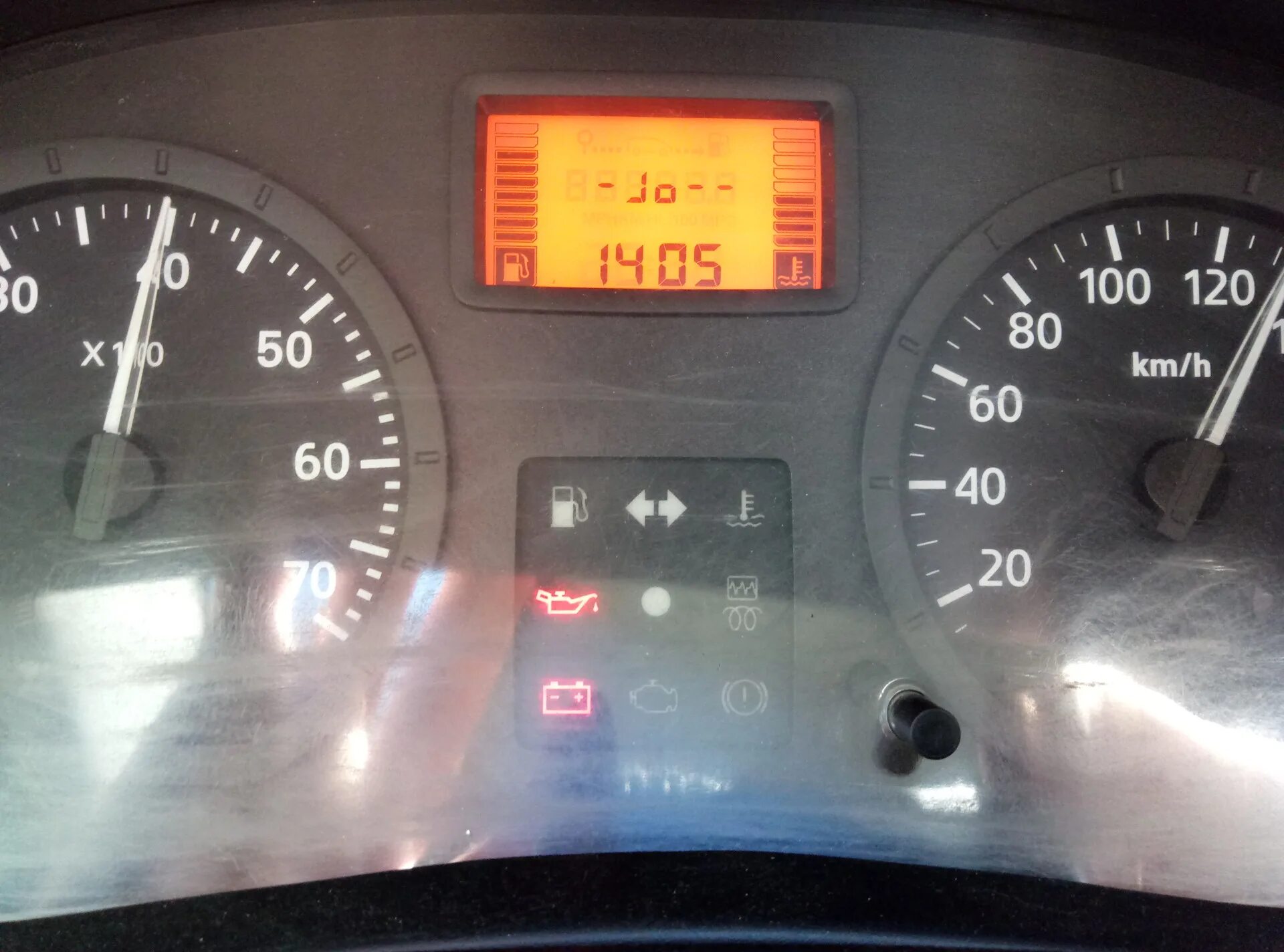 Рено логан ошибки на панели. Бортовой компьютер рено симбол 1.4 8кл. dacia logan 2007 1,6 панель приборов. renault mascot панкль приборов.