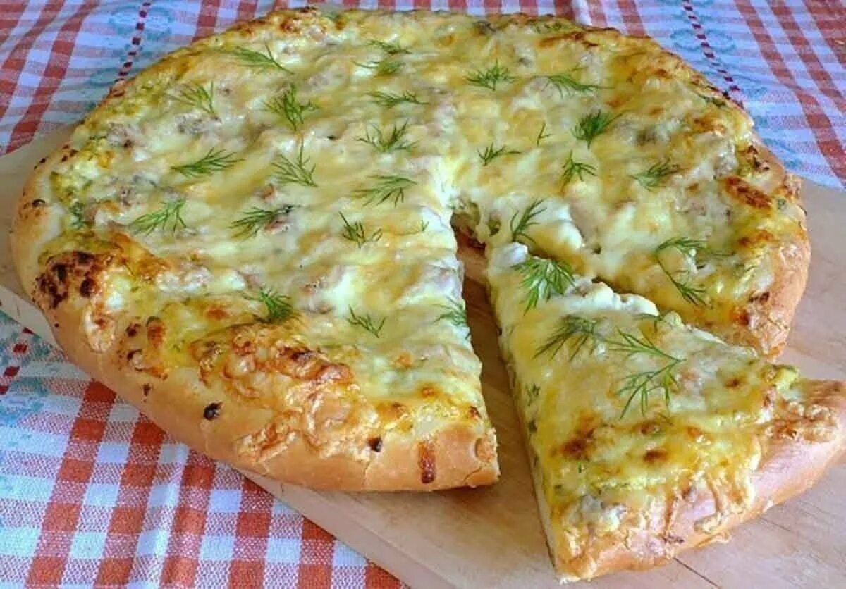 Сырная пицца с овощными начинками и уткой. Пирог с сыром и зеленью. пирог с сыром и творогом и зеленью. пицца деревенская. пицца с творогом и сыром и зеленью.