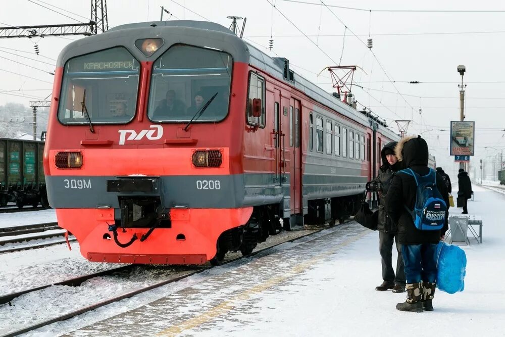 Электричка балай красноярск. Красноярская железная дорога электропоезда. Краспригород Красноярск. Пригородный поезд. Поезд электричка.