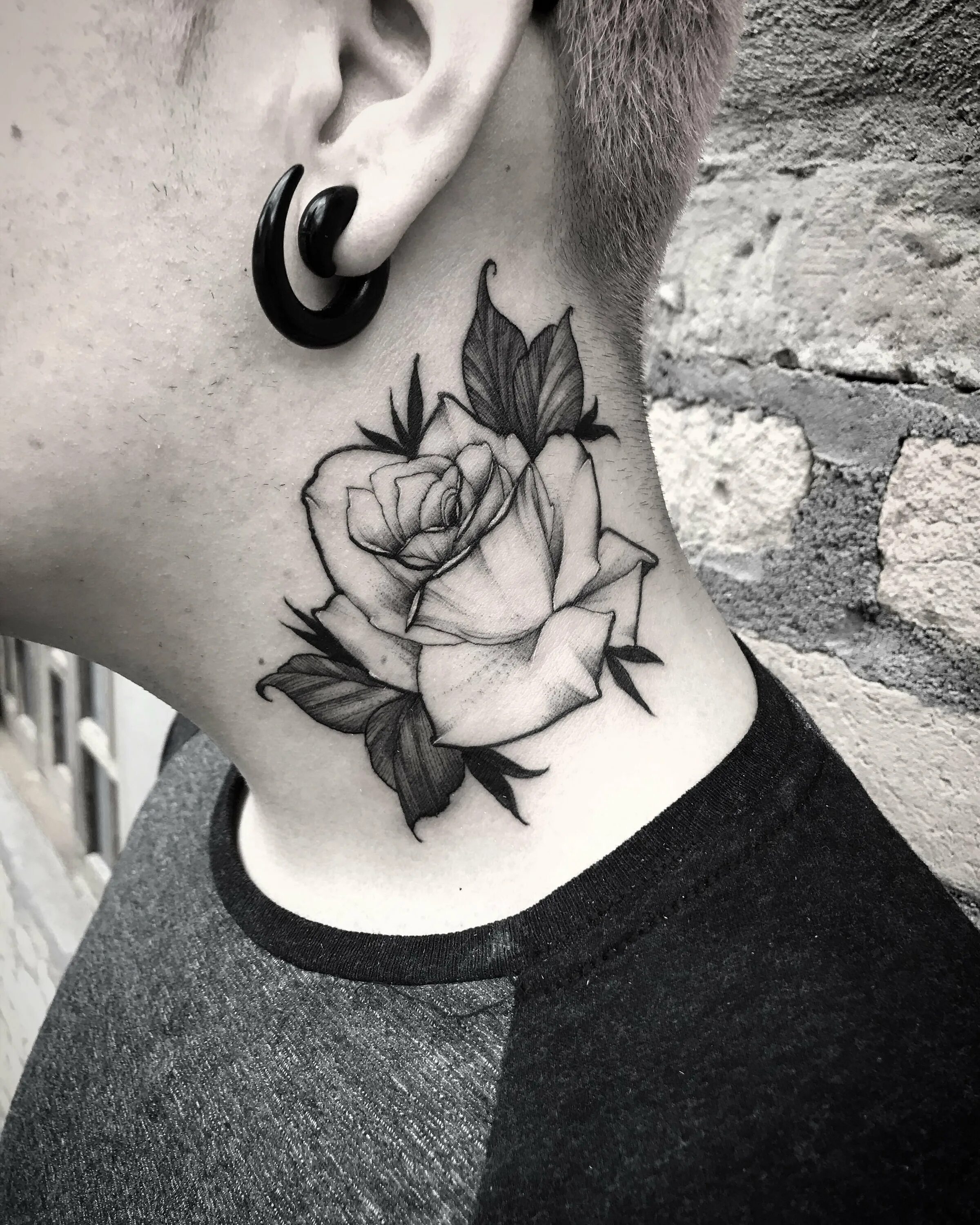 тату цветы на шее. тату цветы на шее. тату роза на шее. тату на шее цветы мужские. тату на шее.