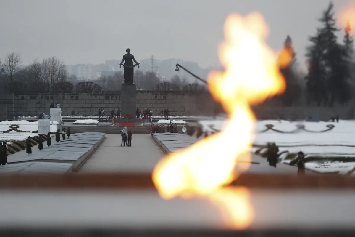 Челябинск блокада. Вечный огонь Ленинград Пискаревское кладбище. Вечный огонь в Санкт-Петербурге на Пискаревском. Памятник вечный огонь на Пискаревском кладбище. Пискаревское кладбище блокада Ленинграда.