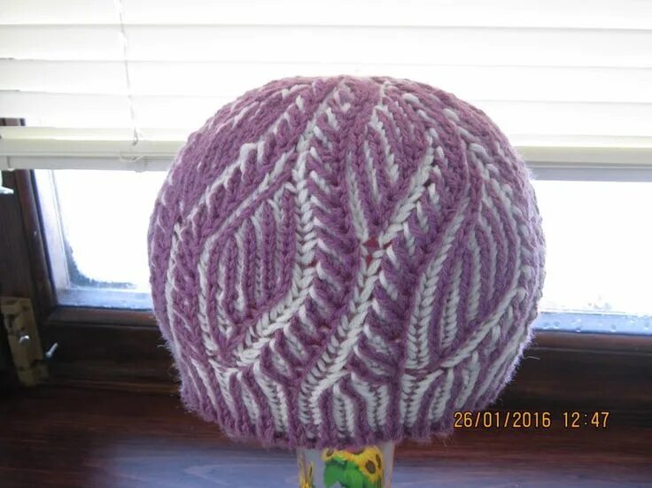 Техника бриошь крючком. Шапка бини техника Бриошь. Шапка Бриошь спицами. Шапка спицами в технике Бриошь. Узор Бриошь шапки.