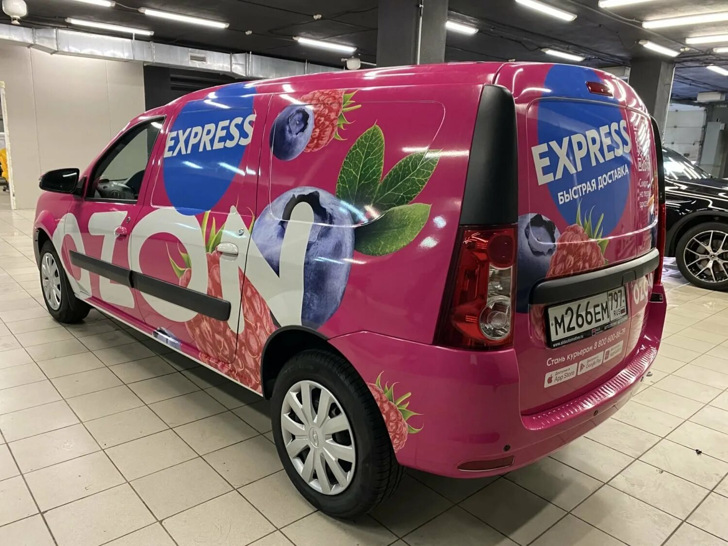 Сделать брендирование. Сделать брендирование. Брендирование продуктового авто. Реклама меда на автомобиле. Брендирование автомобиля холодильное.