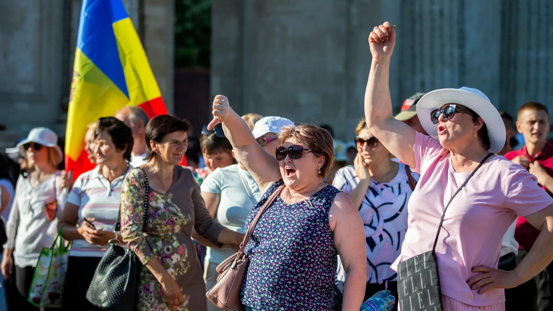 Люди на улице. Молдавия народ. Митинг в Питере. Митинг в Кишиневе. Новость организованная