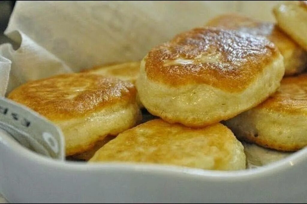 Рецепт оладушек на воде с дрожжами. Оладушки дрожжевые пышные. Оладушки на дрожжах пышные. Дрожжевые оладьи на молоке. Оладушки на молоке пышные.