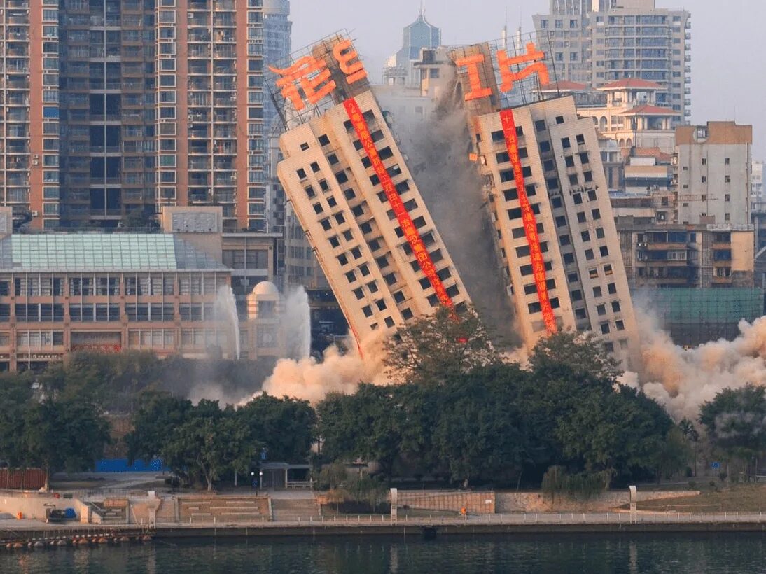 Падающее здание. Разрушение зданий. Упавший дом шанхай 2009. Разрушение зданий взрывом. Мексика 2021 ураган.