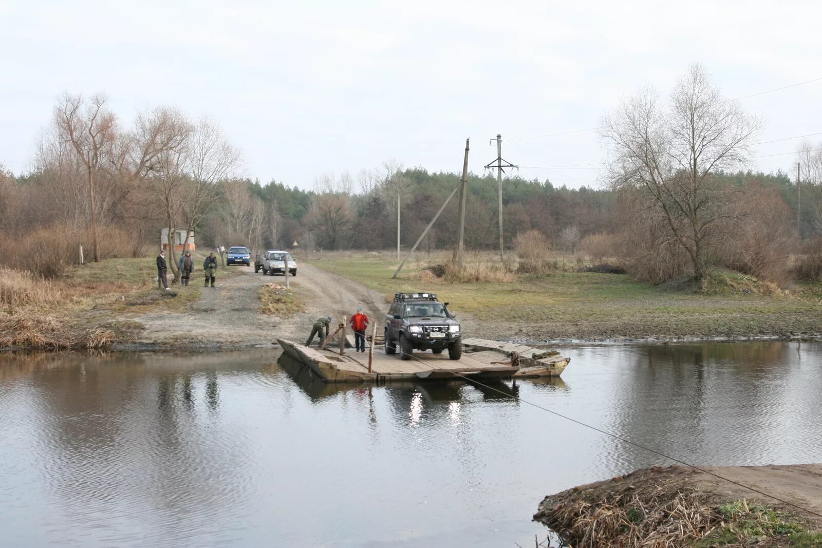 Теплоход борис кустодиев тутаев. Паром зеленогорск красноярский край. Паромные переправы сыктывкар. Паром через реку. Деревянный плот.