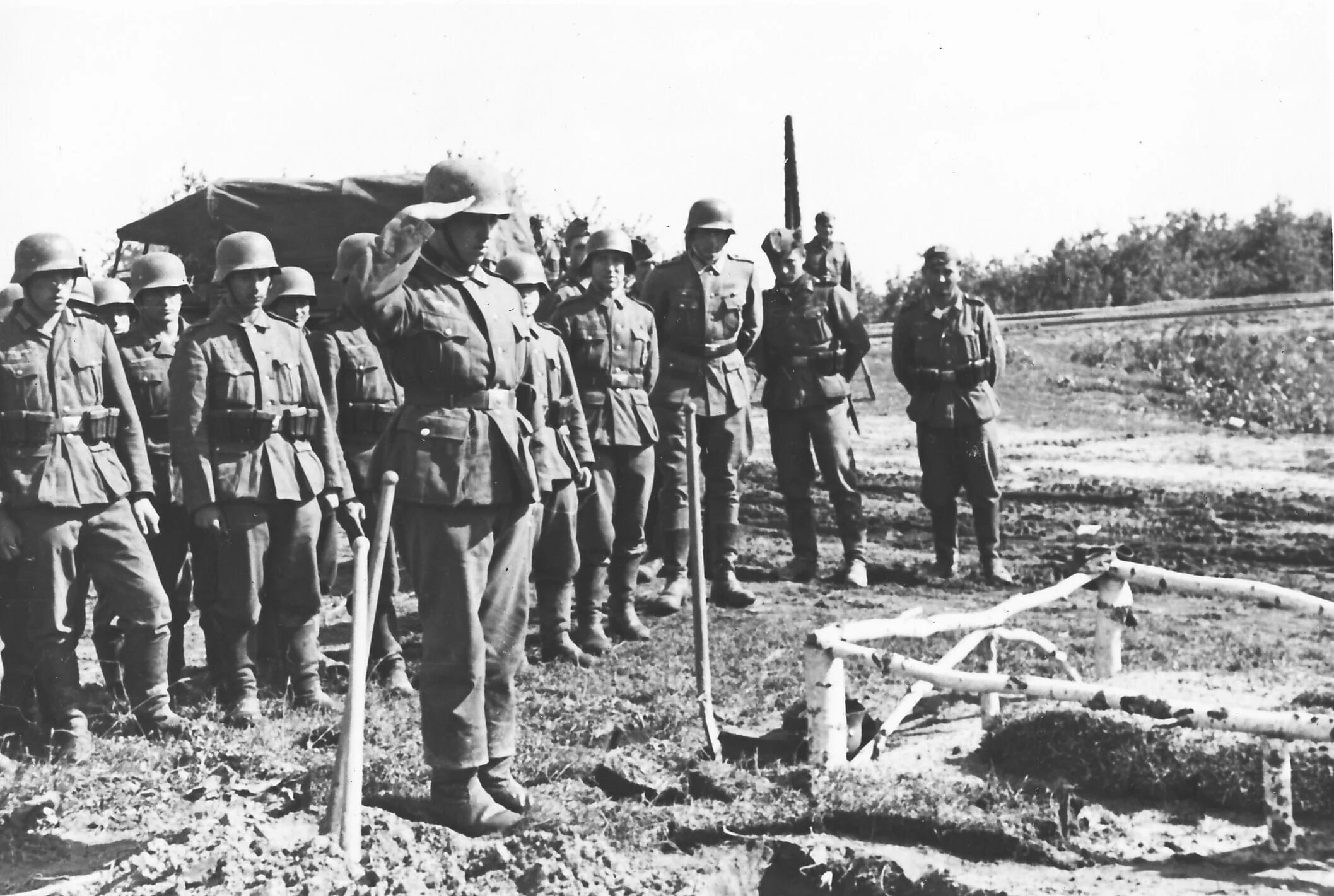 1945 год восточный фронт. Могилы солдат ВОВ 1941-1945. Похороны погибших солдат в ВОВ 1941-1945.