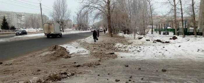 Бутырка на дороге грязный снег. Грязный снег в городе. Снег весной грязный. Грязный снег на дороге. Грязная дорога в городе.