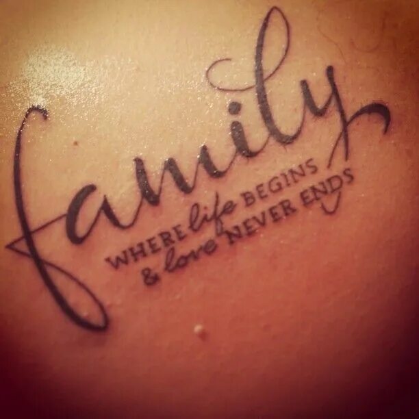 Family quotation. Familia татуировка. Family is everything тату. Тату эскизы для девушек надписи. Моя семья моя крепость тату.