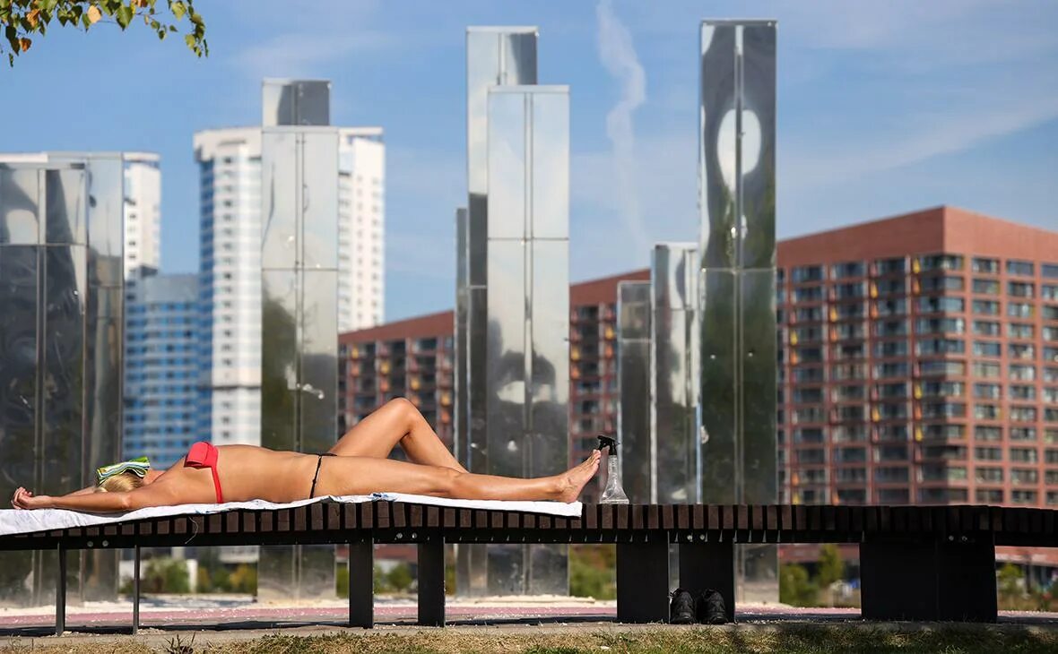 2025 год может стать самым жарким. 40 градусная жара в москве. москва сити 2010 год фото. москва сити осенью. август жаркий москва.