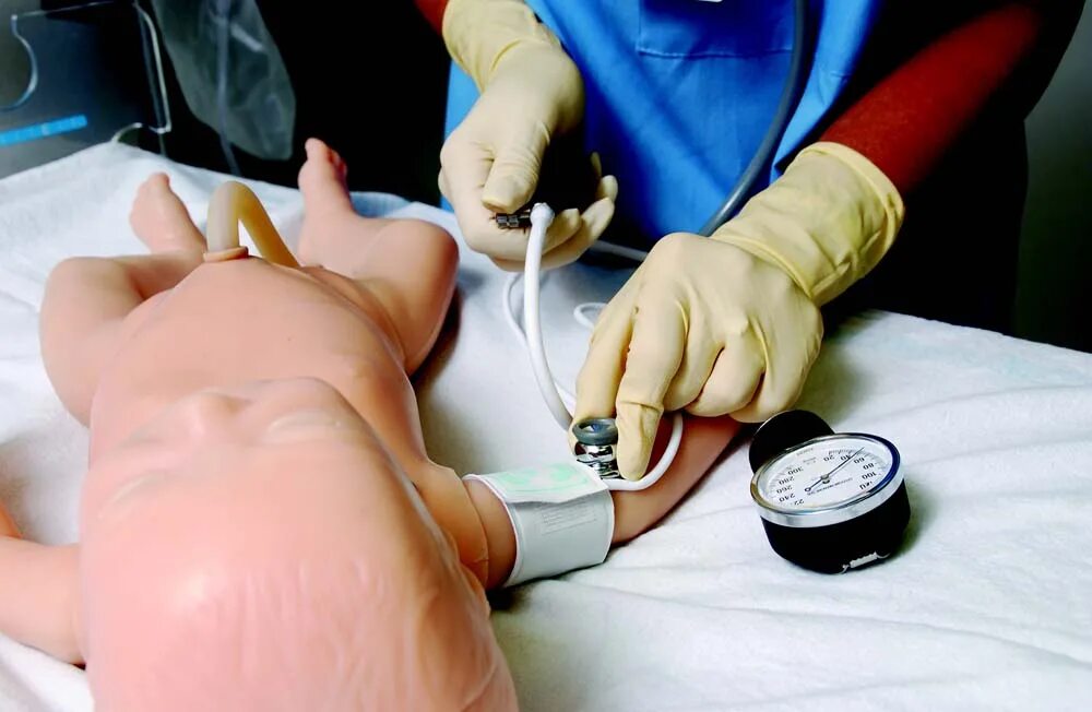 Сердцебиение у новорожденного. Измерение давления у детей алгоритм. Измерение артериального давления ( ад ) у детей. Измерение давления у новорожденных. Измерение ад у новорожденных детей.