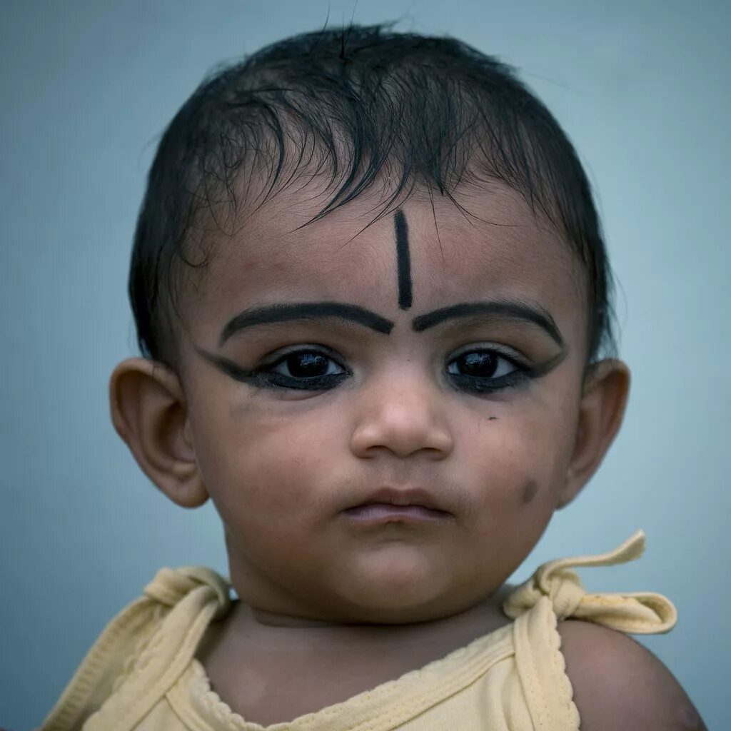 Дети рождаются с бровями. Индусы дети. Индийские малыши. Маленький индус. Глаза индусов.