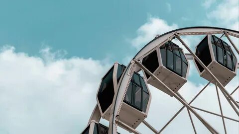 На колесе обозрения 12 кабинок
