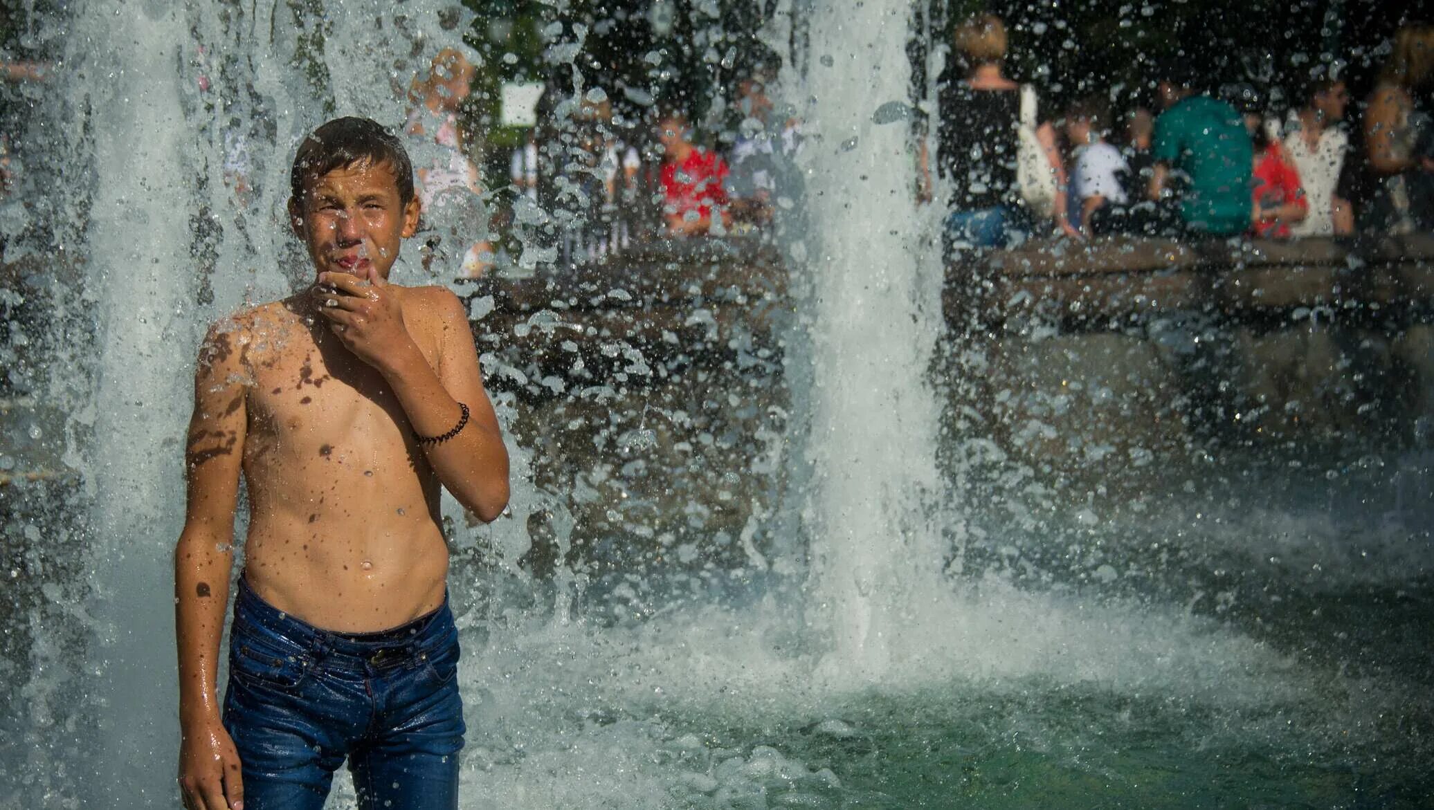 Купаться в фонтане. Фонтан для мужчины. Парни в фонтане. Мужчины купаются в одежде. Купание парня