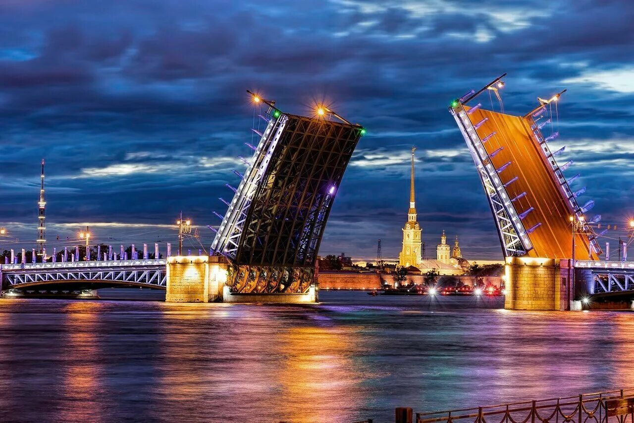 Дворцовый мост в Санкт-Петербурге. Дворцовый мост с видом на Петропавловскую.