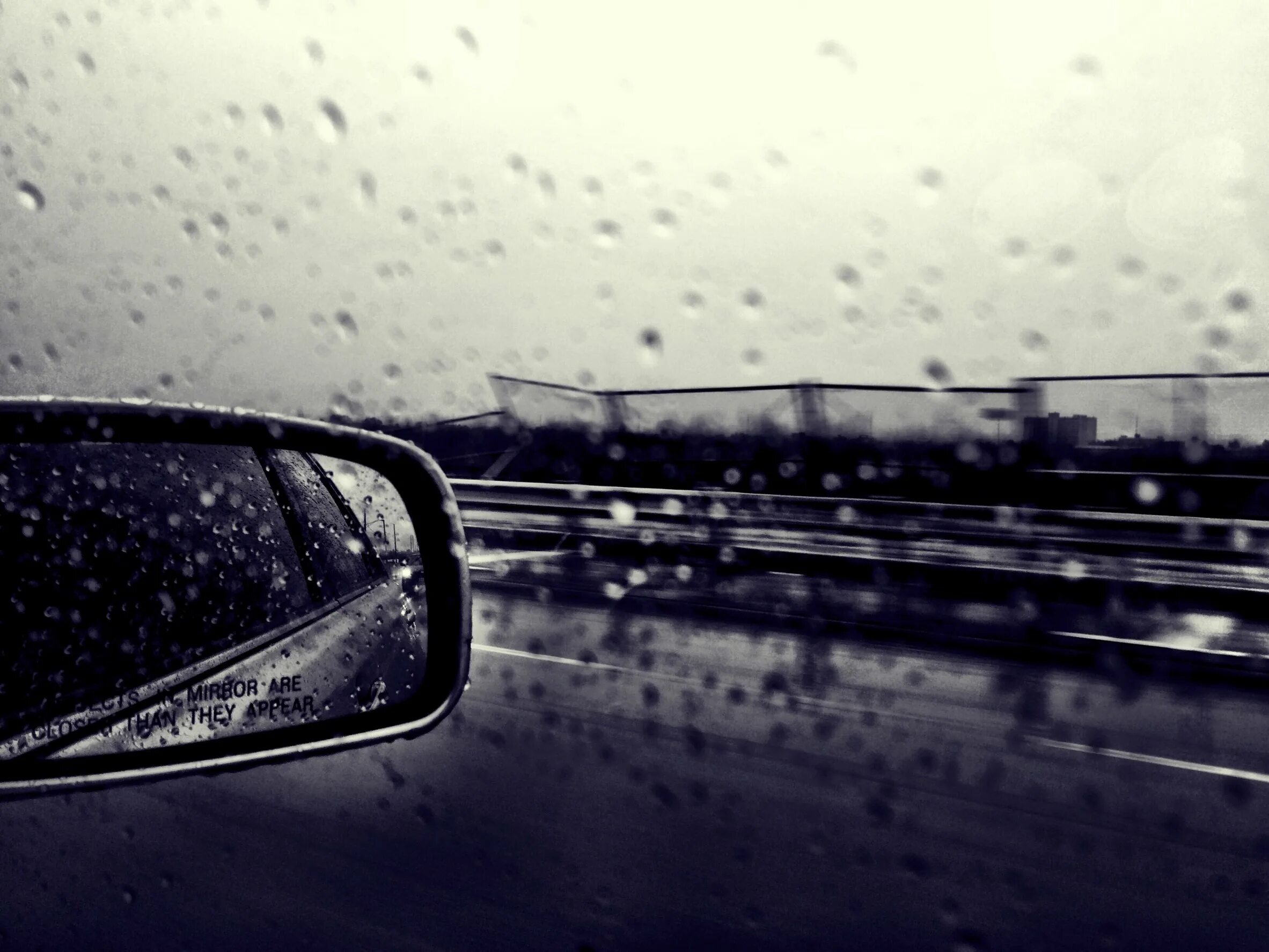 Хорошо в машине в дождь. Машина дождь. Дорога дождь машина. Вид из окна автомобиля. Окно машины.