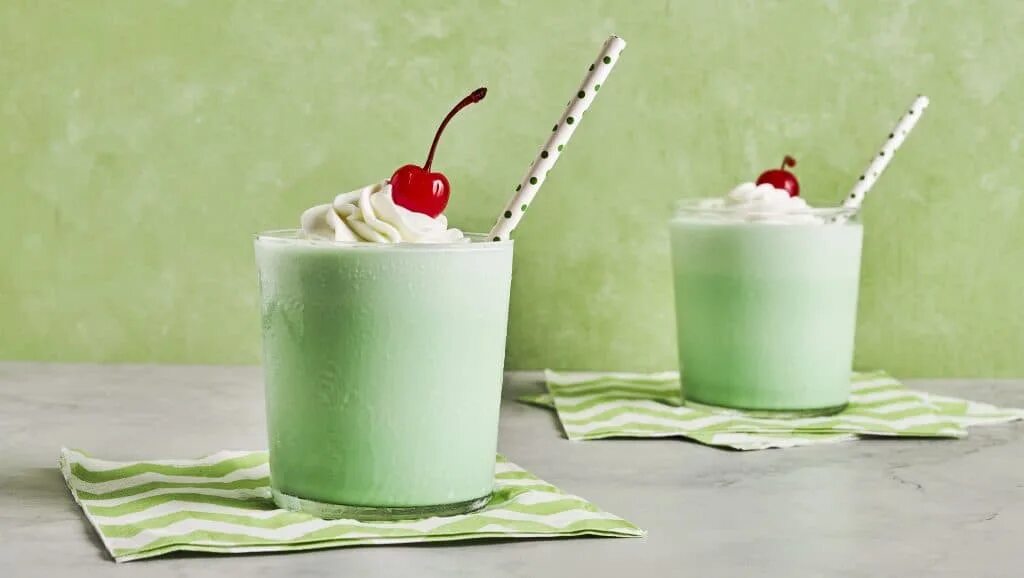 Мятный милкшейк. Молоко с мятой. Shamrock shake макдональдс. Молочно мятный. Мятный милкшейк.