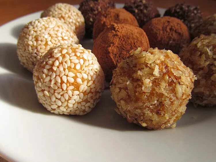 конфеты из фиников. трюфель конфеты. конфеты из нута. конфеты из нута домашние. нутовые конфеты.