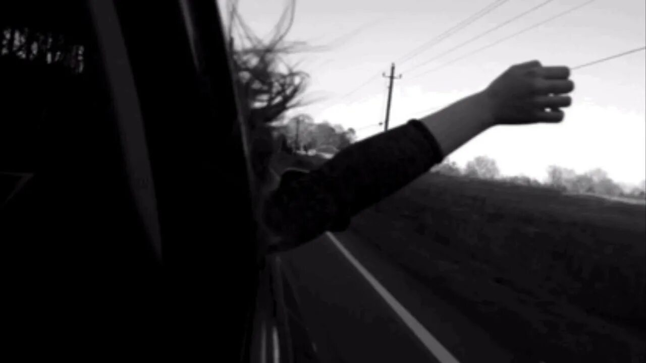 Прощание в авто. Вытянутая рука из окна машины. Высунул руку из окна машины. Прощание рукой. Рука высовывается из машины.