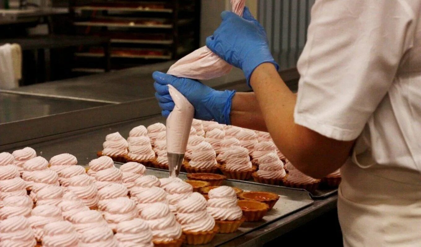 оборудование для производства кондитерских изделий. кондитерской промышленности. кондитерские изделия производство. пищевое производство. пищевая промышленность кондитерская отрасль.