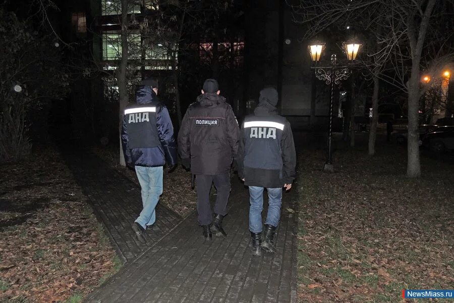 полиция ночью. полицейские москвы ночью. полиция ночью в италии. полиция ночью пришла. полиция ночью пришла.