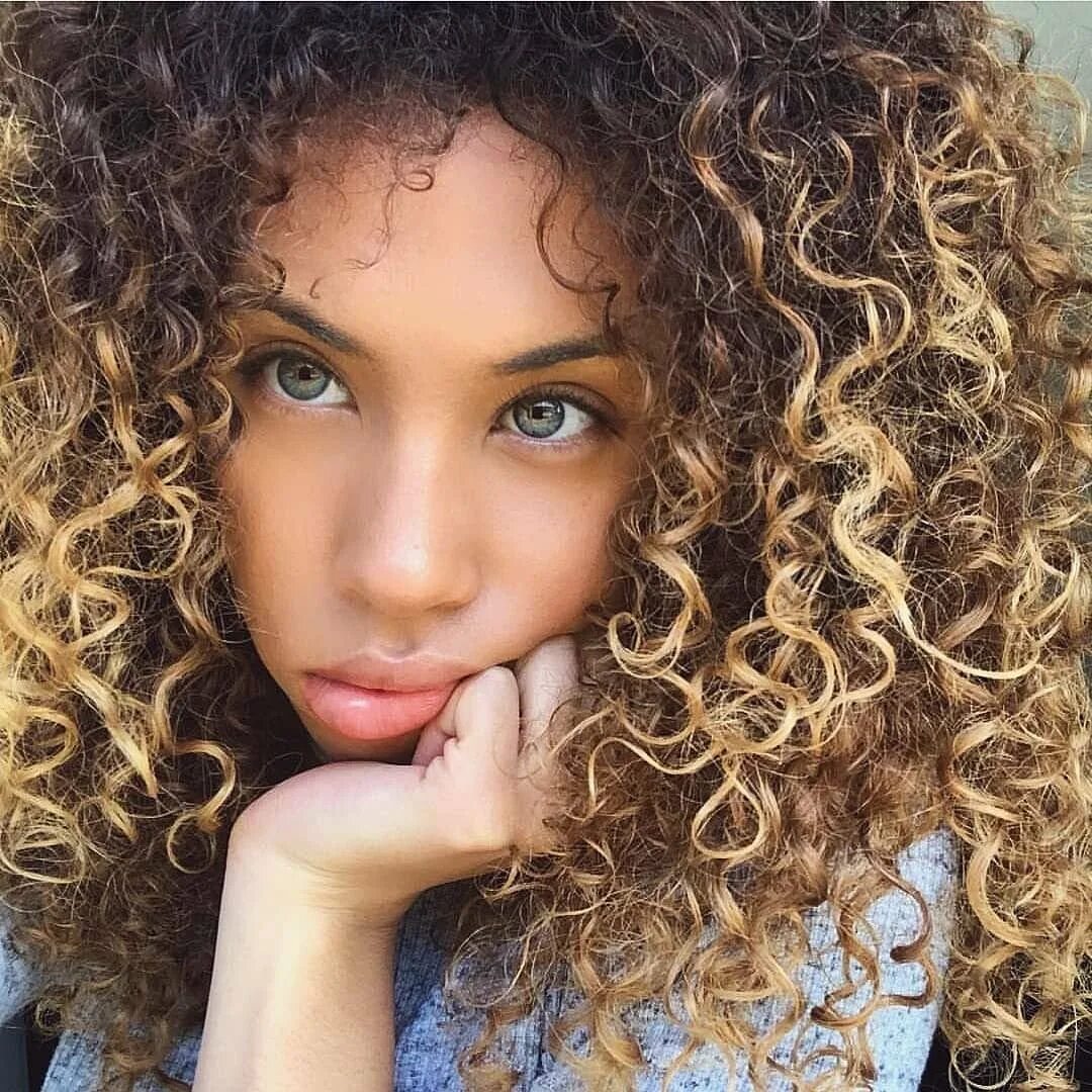 Carolina curly кудрявая. Кучерявая модель. Curly Brown певица. Красивые кучерявые девушки.