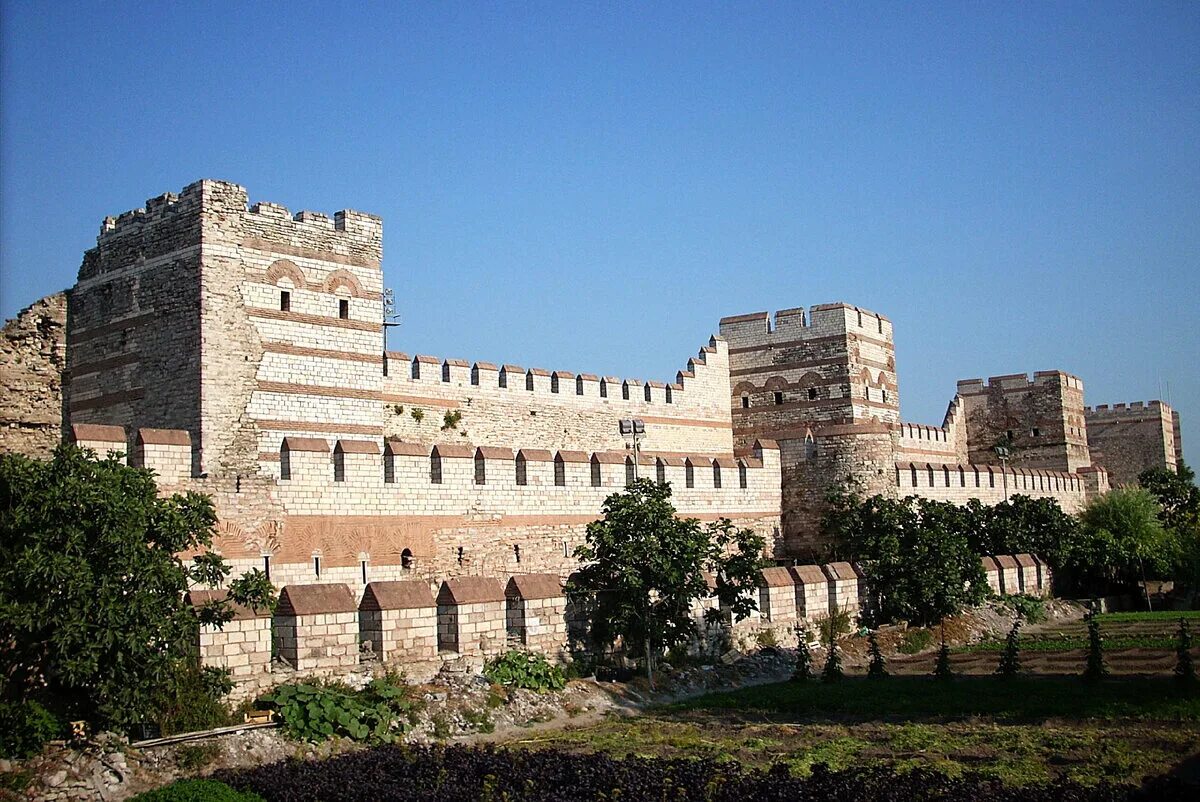 Крепостные стены стамбула. Стены феодосия в константинополе. Стены феодосия в константинополе. Стены константинополя. Стены константинополя.