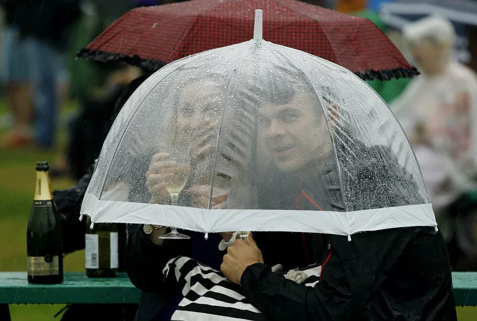 Прикольное про дождь. Зонтик юмор. Дождь прикольные. Зонтик прикол. Под дождем прикол.