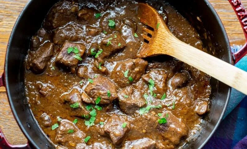 Подлива из говядины с мукой. Говядина с подливкой на сковороде. подлива из говядины с томатной пастой. beef gravy. gravy подливка.