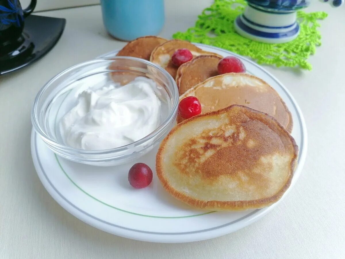 Приготовленные мамой оладьи были необыкновенно вкусны ошибка. Оладьи на йогурте пышные. Оладьи на йогурте питьевом. Оладьи на питьевом йогурте пышные. Оладьи из йогурта просроченного.