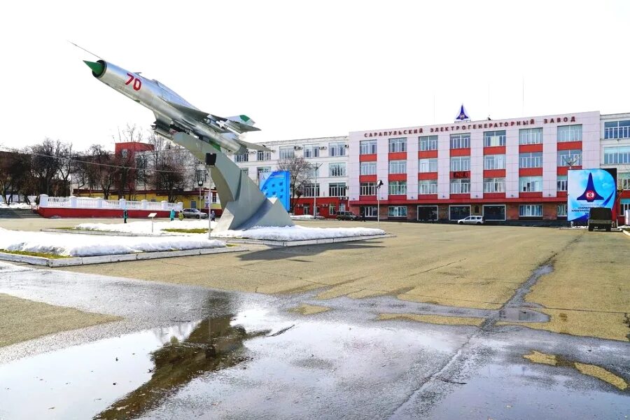 Площадь эгз сарапул. Сэгз сарапул. Завод эгз сарапул. Памятник-самолёт миг-21 сарапул. Город сарапул самолет эгз.