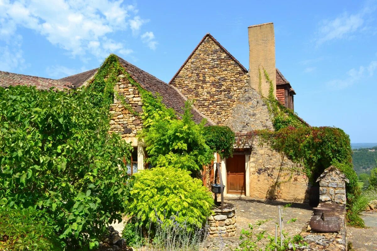 Хижина из юкки. Аверон франция старый дом. Дом марии антуанетты в версале. Домик марии антуанетты. Дом раннего средневековья.