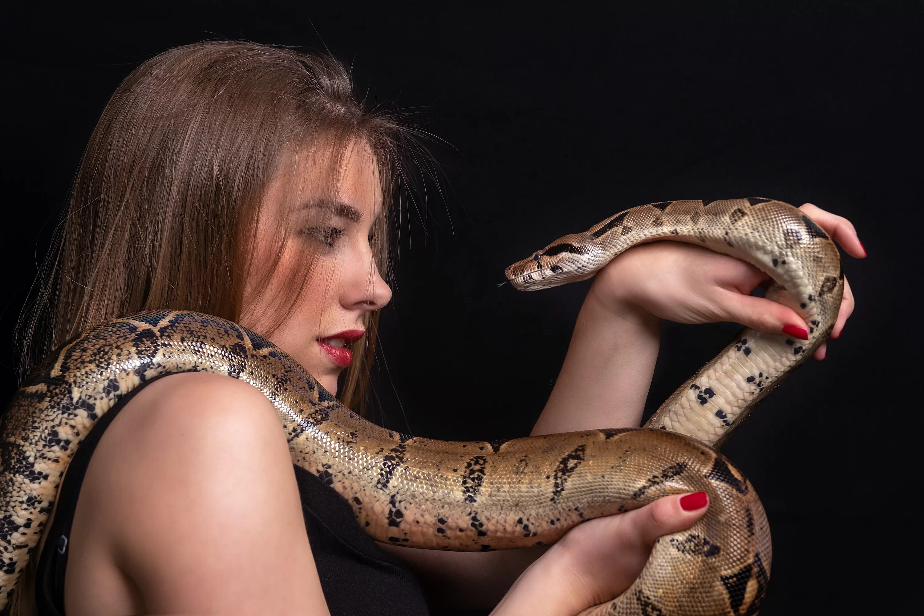 Девушка змея. Фотосессия со змеями. Девушка со змеями. Змеи в жопах девушек