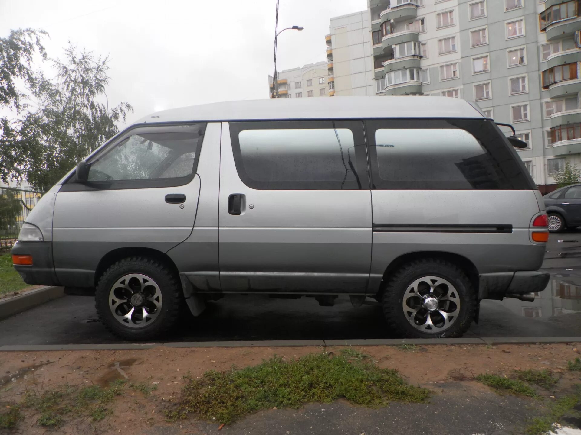 Диски тойота таун айс. Тойота Таун айс. Тойота Таун асе. Toyota Town Ace 1 поколение. Тойота Таун айс на дисках.