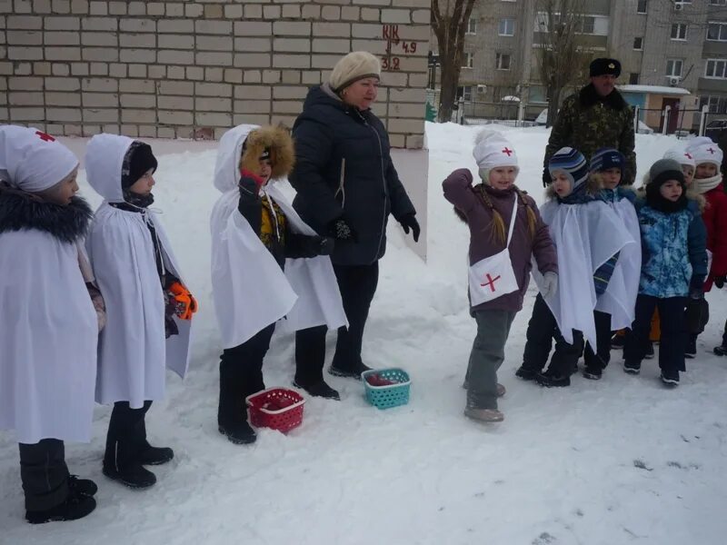 Зарница 23 февраля на улице. Зарница в детском саду на улице зимой. Зимняя Зарница в детском саду. Зимняя Зарница для детей на улице в детском саду. Одежда для Зарницы в садике.