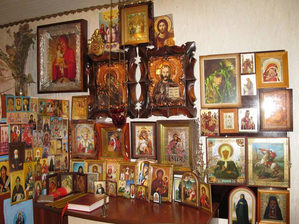 Какие иконы в какой комнате. Святой угол в доме. иконы в доме. комната с иконами. уголок с иконами в доме.