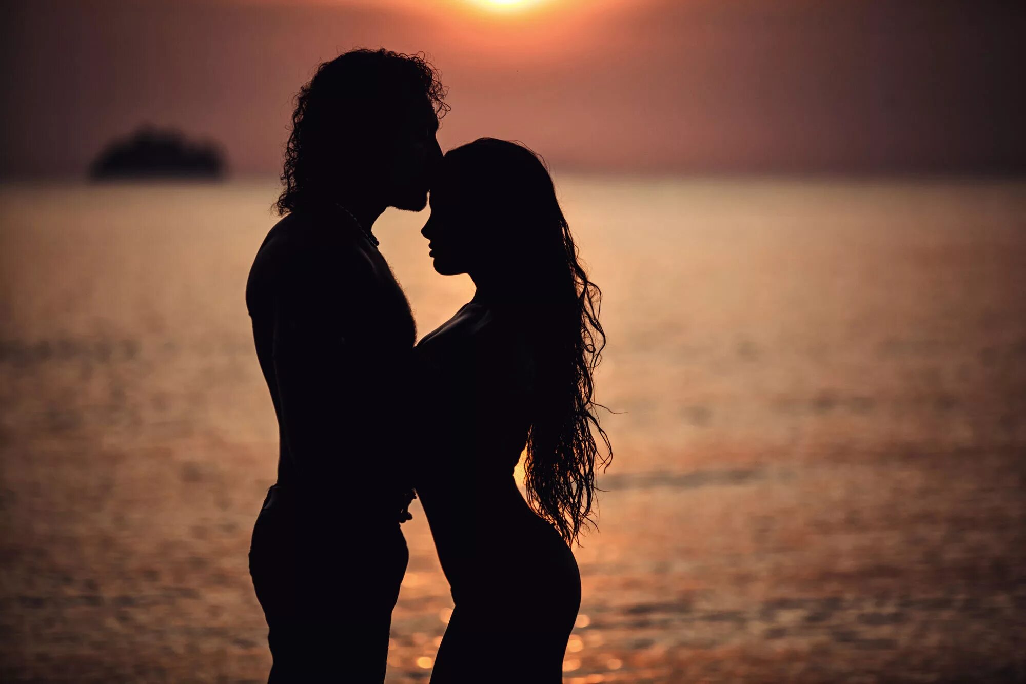 Любимая картинки романтичные для женщины. Парень и девушка на закате. Объятия на закате. Двое на закате. Красивые пары влюбленных.