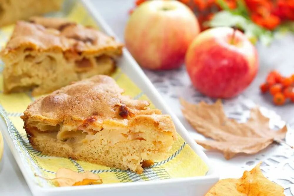 Рецепт яблочного пирога в духовке. Пирог с яблоками в духовке простой бисквитный. Шарлотка с яблоками на пергаментной бумаге. Шарлотка с яблоками на подоконнике. Шарлотка с яблоками на карточках.