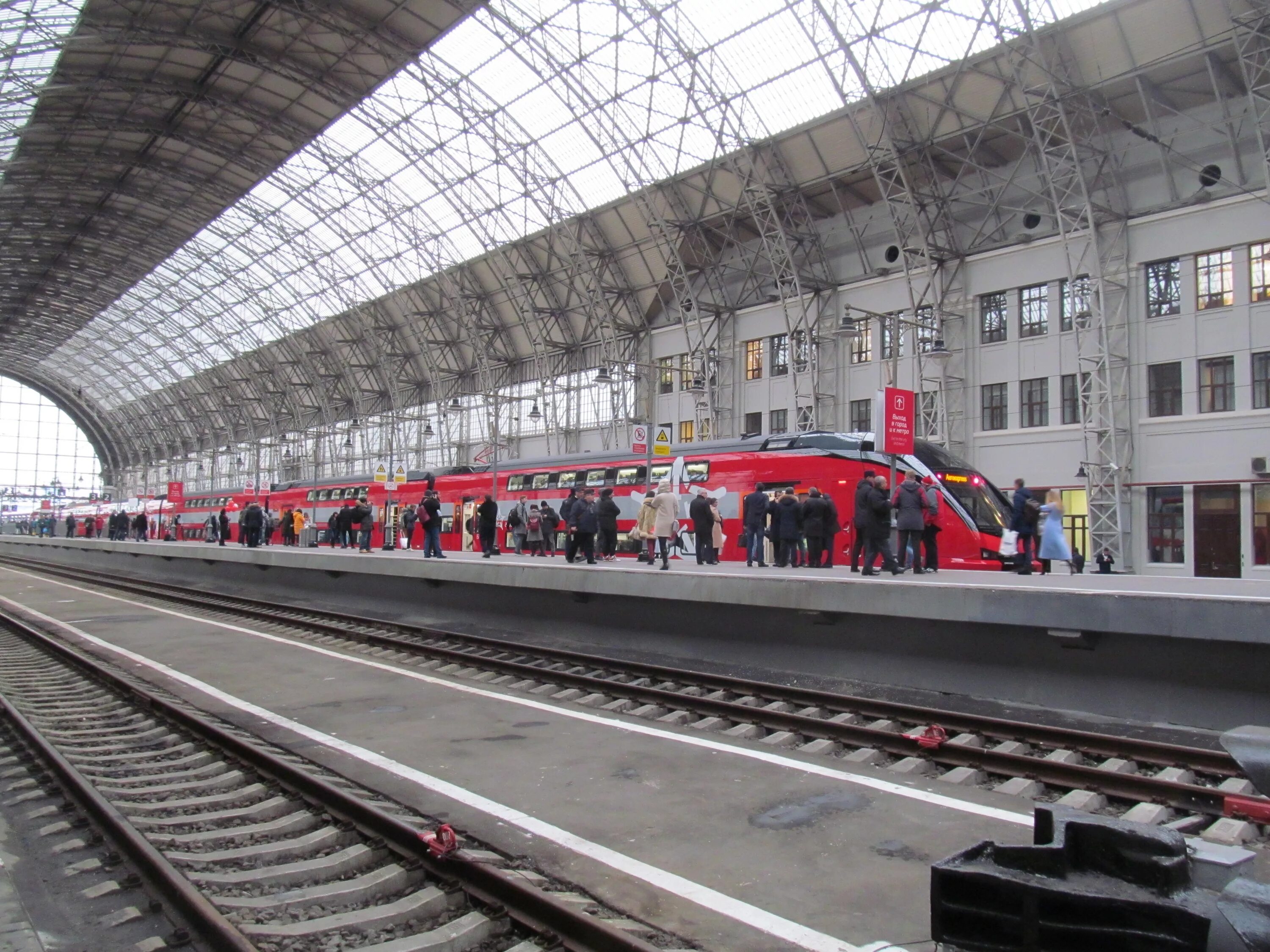 Киевский вокзал платформы. Киевский вокзал 4 путь. Киевский вокзал платформы. Киевский жд вокзал платформа. Казанский вокзал ссср.