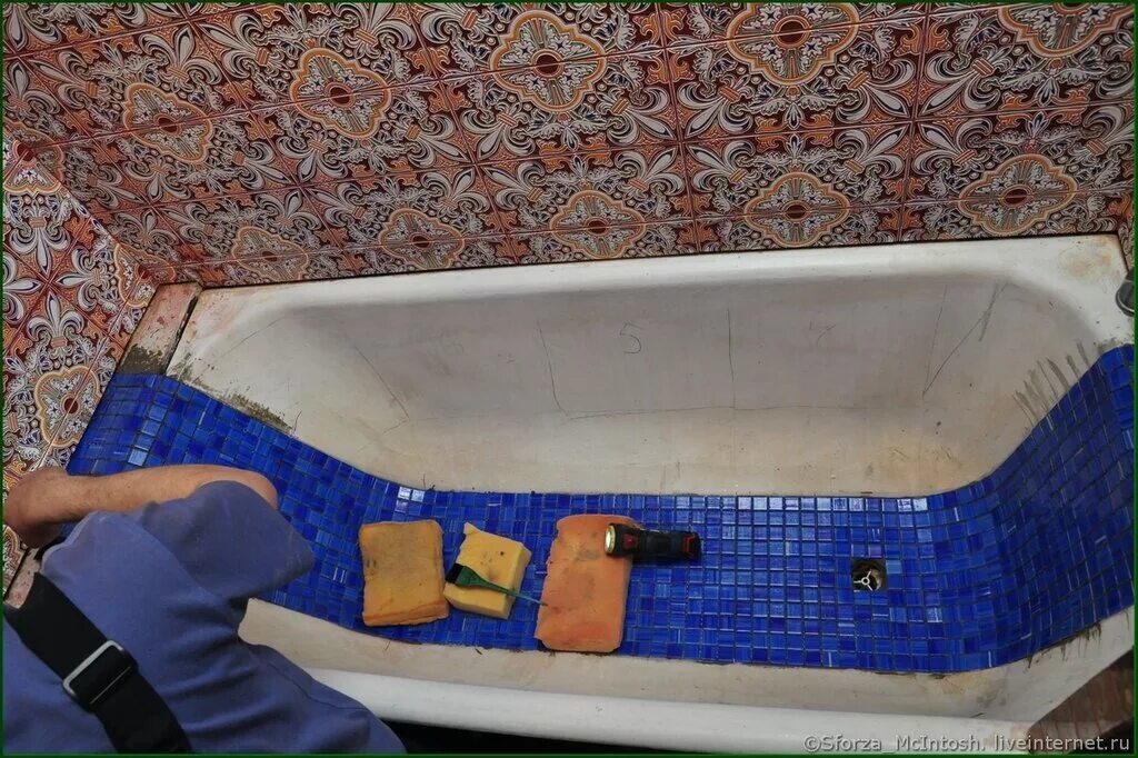 Чем можно обклеить ванную. Облицовка чугунной ванны мозаикой. Чугунная ванна в мозаике. Отделка чугунной ванны мозаикой. Обклеить чугунную ванну мозаикой.