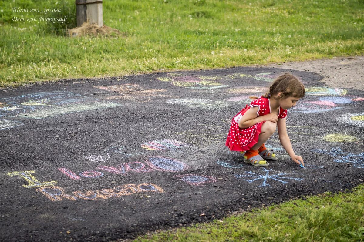 идеи рисования с детьми на асфальте. катрина "дети играют". Bowerbird mimics human children playing. мел дети фото. дети с мелками.