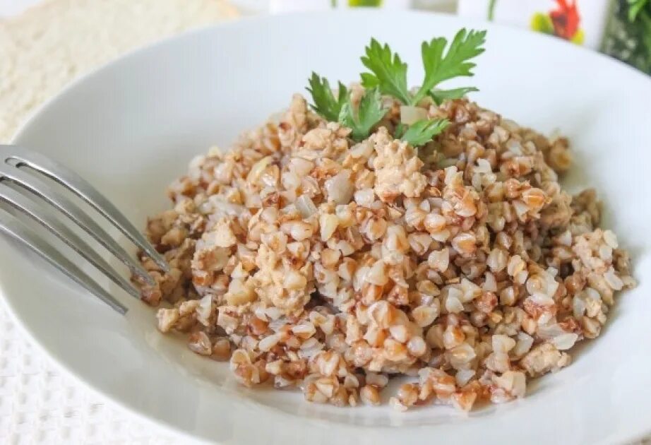 Гречка с вареным фаршем. Гречка с луком и морковью. Гречка с мясным фаршем. Гречка с морковкой и луком. Гречка с вареным фаршем.