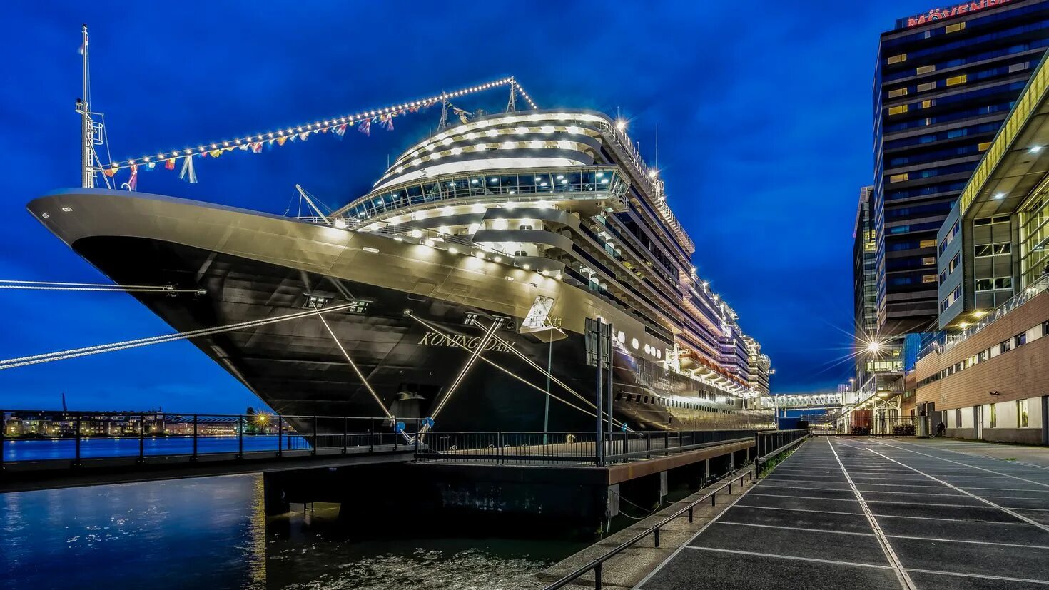 Океанский лайнер британия. Круизные суда. Круизный лайнер ночью. Морские лайнеры ночью. Круизный лайнер ночью.