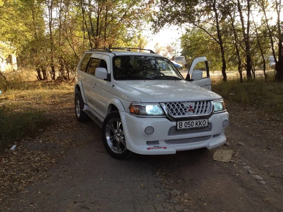 Pajero sport 2006. Белый Mitsubishi Montero Sport 2007. Митсубиси Паджеро спорт 1. Мицубиси Монтеро спорт 1. Mitsubishi Montero Sport 2008.