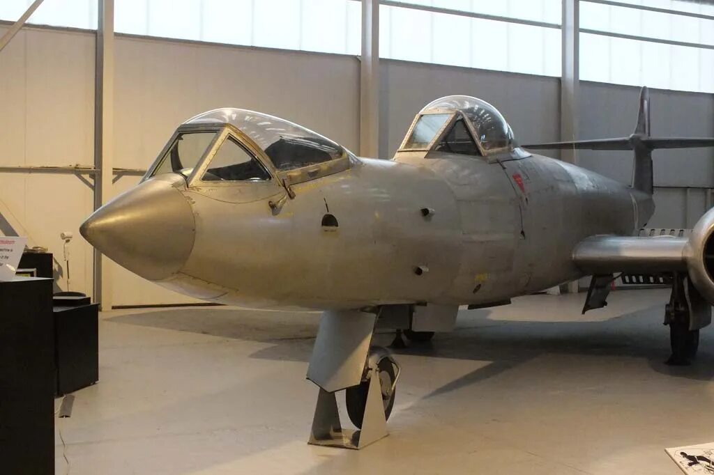 Meteor f. Gloster meteor iv (g-41e, ee455). Gloster meteor f mk. 8 prone pilot. Глостер метеор самолет.